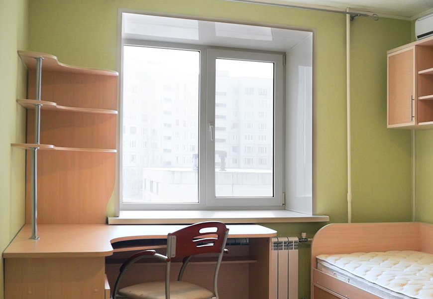 Двустворчатое окно в детскую с глянцевыми откосами ПВХ и подоконником Danke Лалберо Бьянко сатин